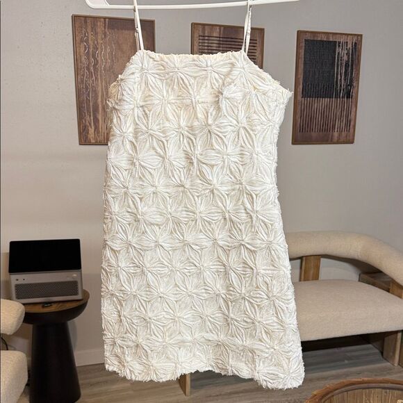 Astr Dresses & Skirts - ASTR THE LABEL LACE 3D FLORAL PATTERN MINI DRESS SIZE XS FITS A SMALL BRIDAL